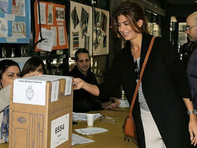 El look informal de Juliana Awada para ir a votar dio que hablar en las redes sociales