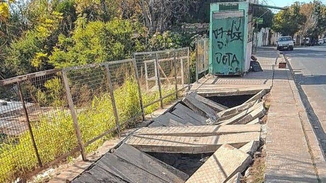Una vereda rota del puente