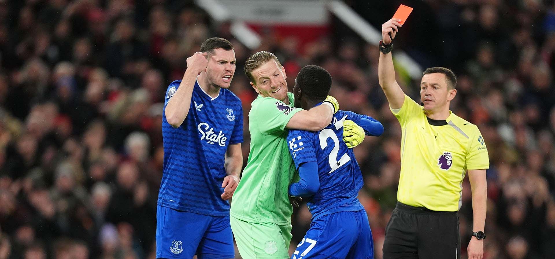 Idrissa Gueye, del Everton (segundo a la derecha), es retenido por su compañero Jordan Pickford mientras discute con Michael Keane (izquierda) tras recibir una tarjeta roja del árbitro Tony Harrington durante el partido de la Premier League inglesa entre el Manchester United y el Everton en Manchester, Inglaterra, el lunes 24 de noviembre de 2025. (Martin Rickett/PA vía AP) Idrissa Gueye, del Everton (segundo a la derecha), es retenido por su compañero Jordan Pickford mientras discute con Michael Keane (izquierda) tras recibir una tarjeta roja del árbitro Tony Harrington durante el partido de la Premier League inglesa entre el Manchester United y el Everton en Manchester, Inglaterra, el lunes 24 de noviembre de 2025. (Martin Rickett/PA vía AP)
