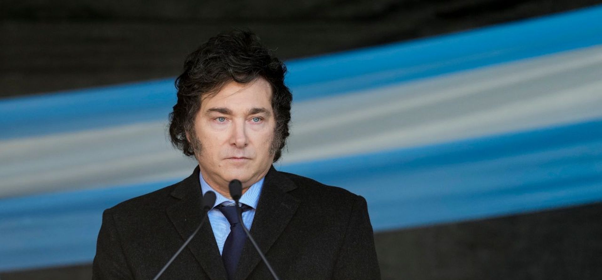Milei, parado en el medio de dos mayorías opuestas