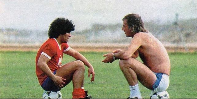 Diego, Diego... y a pedido del público, el debut en celeste y blanco de Maradona