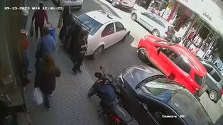 Una mujer de 71 años murió al ser embestida por un auto que estacionaba
