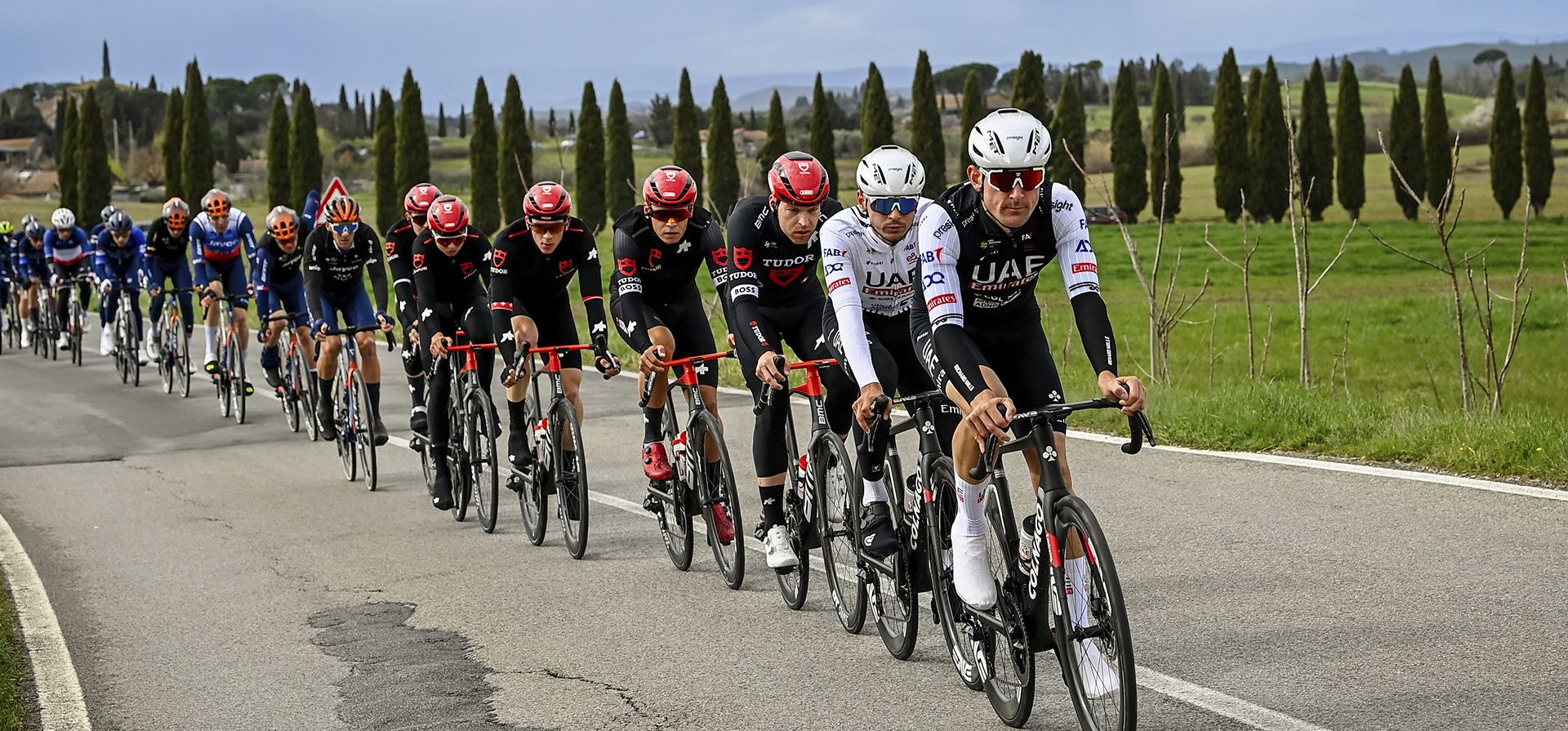 El grupo recorre durante la tercera etapa de la carrera ciclista Tirreno Adriatico, de Volterra a Gualdo Tadino, Italia, el miércoles 6 de marzo de 2024. (Fabio Ferrari/LaPresse vía AP) El grupo recorre durante la tercera etapa de la carrera ciclista Tirreno Adriatico, de Volterra a Gualdo Tadino, Italia, el miércoles 6 de marzo de 2024. (Fabio Ferrari/LaPresse vía AP)
