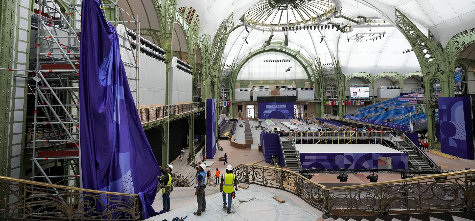 Trabajadores en el Gran Palais, sede que albergará esgrima y taekwondo en los Juegos Olímpicos de verano de 2024, el martes 23 de julio de 2024, en París, Francia. (Foto AP/Andrew Medichini) Trabajadores en el Gran Palais, sede que albergará esgrima y taekwondo en los Juegos Olímpicos de verano de 2024, el martes 23 de julio de 2024, en París, Francia. (Foto AP/Andrew Medichini)