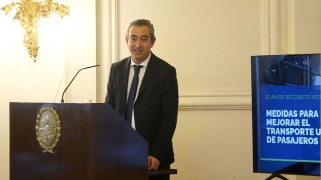 El intendente Pablo Javkin durante el anuncio de la desvinculación de la empresa El Cacique del sistema del transporte urbano de pasajeros.