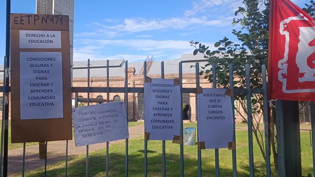Los carteles en protesta colocados en las rejas que rodean la escuela