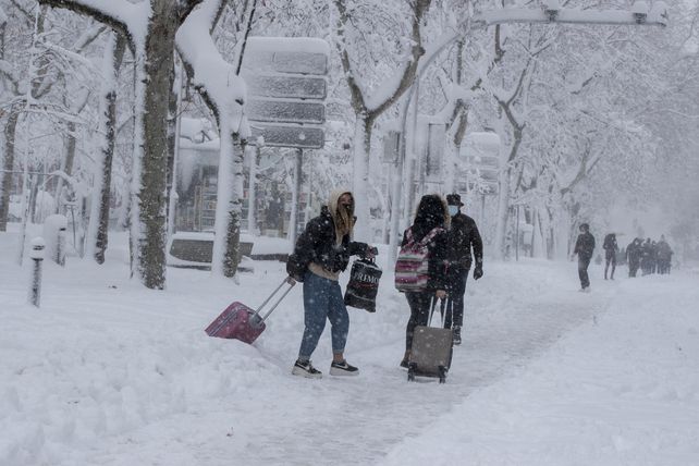 La nieve en España provoca cierres de rutas, cancelación de vuelos y esperan que empeore esta tarde