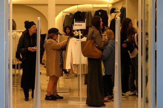 Las marcas de ropa low cost copan el centro de Rosario con la apertura de nuevas sucursales.