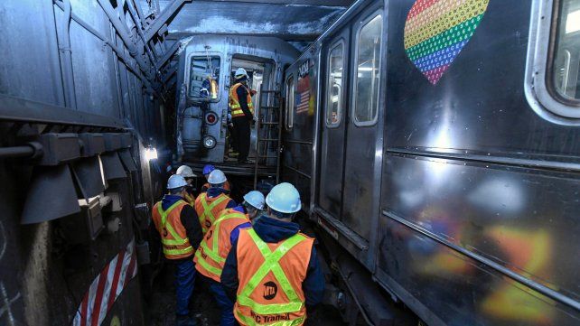 Chocaron y descarrilaron dos subtes en Nueva York: sólo heridos leves y demoras