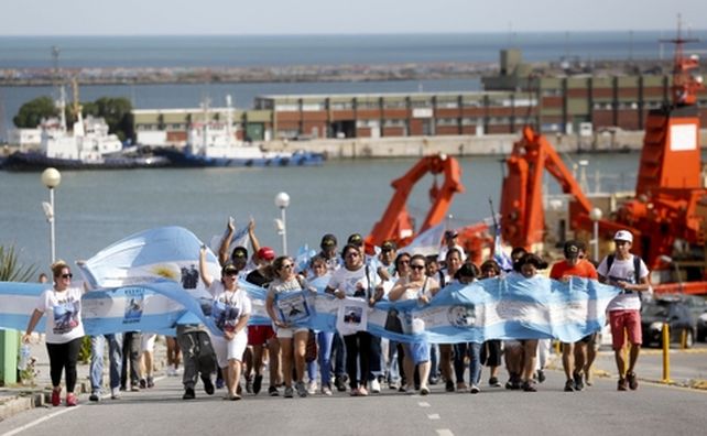 protesta. Familiares de los 44 tripulantes del submarino protestan frente a la Base de Mar del Plata.