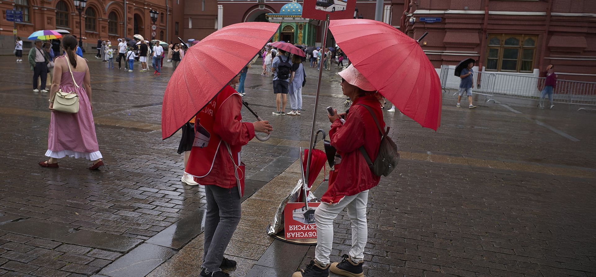 Operadores de city tours conversan mientras esperan turistas, bajo paraguas bajo la lluvia, cerca de la Plaza Roja de Moscú, Rusia, el jueves 17 de julio de 2025. (Foto AP/Alexander Zemlianichenko) Operadores de city tours conversan mientras esperan turistas, bajo paraguas bajo la lluvia, cerca de la Plaza Roja de Moscú, Rusia, el jueves 17 de julio de 2025. (Foto AP/Alexander Zemlianichenko)