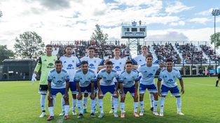 El once de Leones FC en un día inolvidable en Arroyo Seco, con buen acompañamiento, en un estadio muy bien presentado de Unión de Arroyo Seco.