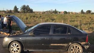 El Chevrolet Astra donde se movilizaban dos jóvenes que intentaron escapar de la policía.