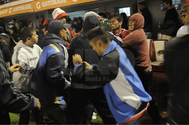 Los hinchas invadieron la cancha y le robaron la indumentaria a los jugadores.