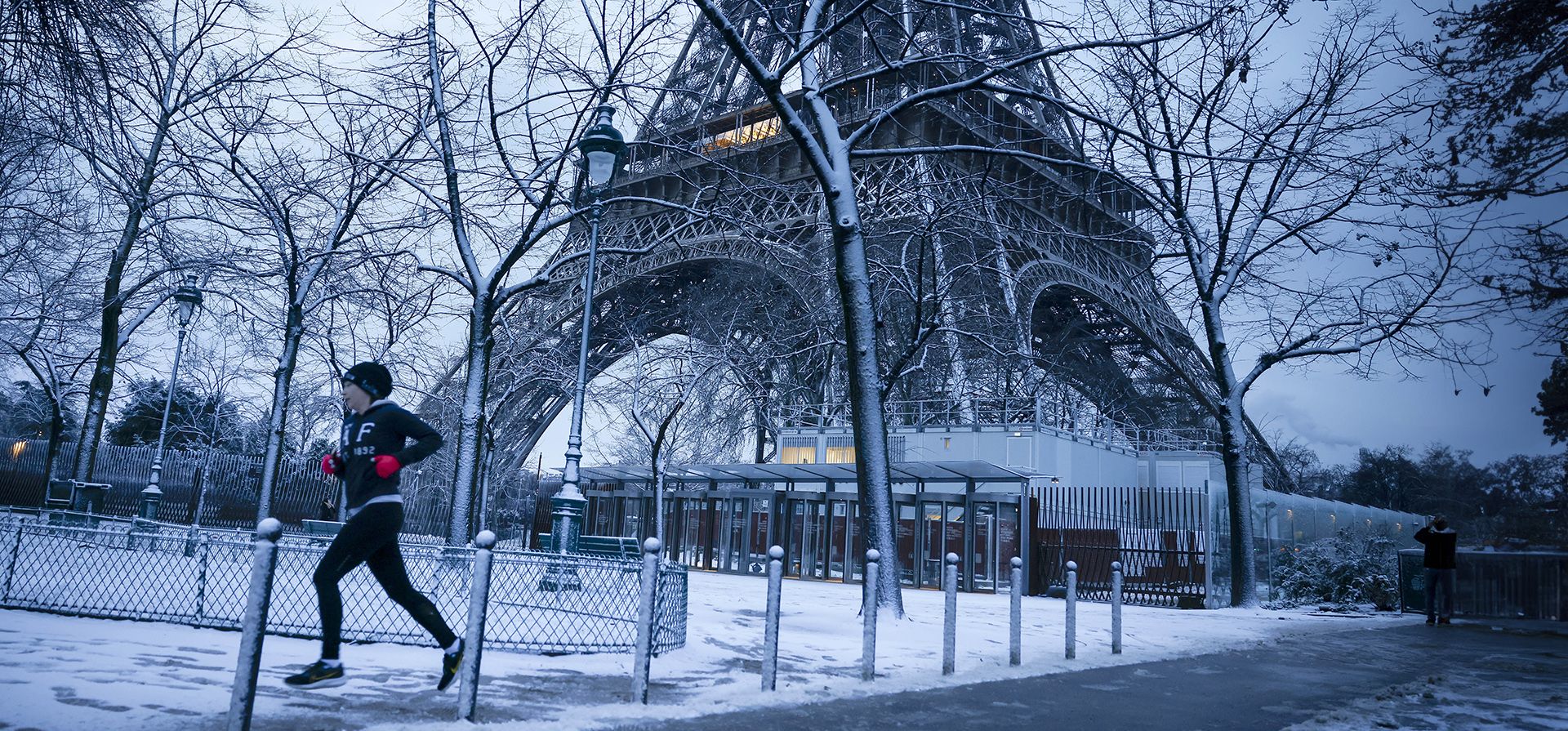 Una mujer pasa corriendo junto a la Torre Eiffel después de las nevadas, el jueves 18 de enero de 2024 en París. (Foto AP/Thomas Padilla) Una mujer pasa corriendo junto a la Torre Eiffel después de las nevadas, el jueves 18 de enero de 2024 en París. (Foto AP/Thomas Padilla)