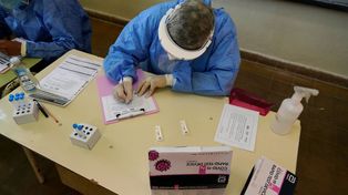 La positividad en los testeos siguen descendiendo en Rosario y la provincia de Santa Fe.&nbsp;