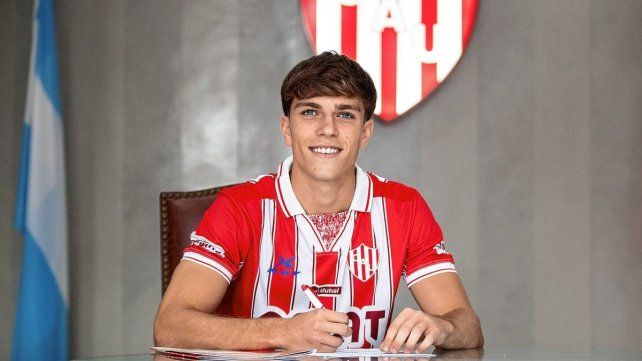 Francisco Pumpido firmó recientemente su primer contrato profesional con Unión. Francisco Pumpido firmó recientemente su primer contrato profesional con Unión.