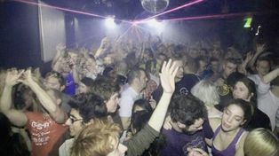 La década de los 90 estuvo llena de éxitos musicales que continúan sonando en la actualidad.