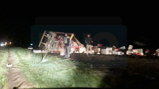 Camión que trasladaba pollos volcó en la Ruta 12: el chofer fue hospitalizado