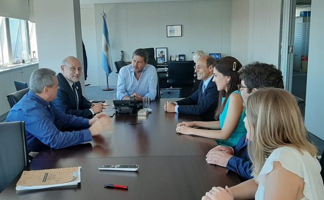 Juan Martínez (a la derecha) en la reunión con el ministro Lammens