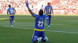 Enzo Copetti anotó al minuto de juego en el partido entre Huracán y Central.