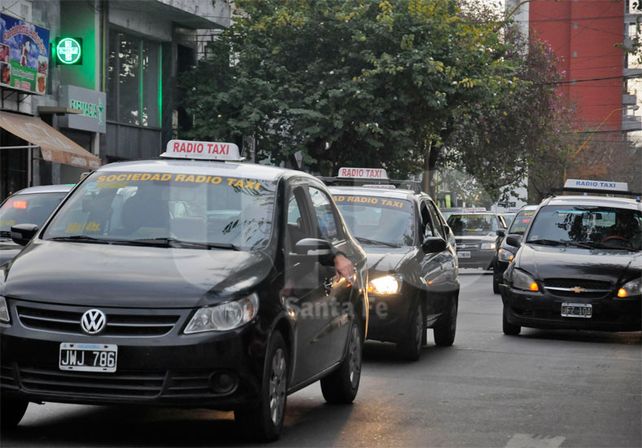 Más seguridad. Los taxistas y las fuerzas de seguridad buscaron una solución para el tema / Foto: Mauricio Centurión - Uno Santa Fe