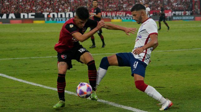 &nbsp;Brian Aguirre no deja que Leguizamón se la robe en el partido ante San Lorenzo. El juvenil aporta desborde en Newells.