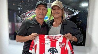 Claudio Caniggia, amigo y ahora representante de Pedro Troglio, asistió a su asunción como DT de Instituto.