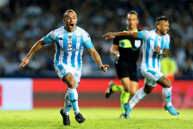Racing se llevó con una victoria épica en el clásico con dos menos