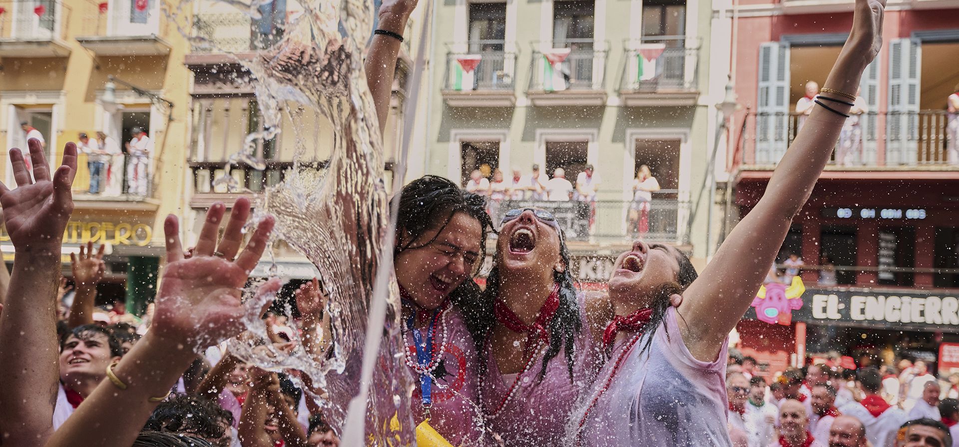 Los asistentes se refrescan con agua arrojada desde los balcones durante el inicio de nueve días de fiesta ininterrumpida en el famoso festival de los encierros de toros de Pamplona, España, el domingo 6 de julio de 2025. (Foto AP/Miguel Oses) Los asistentes se refrescan con agua arrojada desde los balcones durante el inicio de nueve días de fiesta ininterrumpida en el famoso festival de los encierros de toros de Pamplona, España, el domingo 6 de julio de 2025. (Foto AP/Miguel Oses)