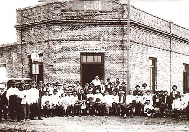 Reunión. Los almacenes congregaban a los vecinos en sus momentos libres. Año 1926.