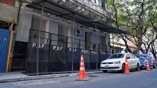 Tras el asesinato del policía, pusieron vallado en varias dependencias policiales en Rosario