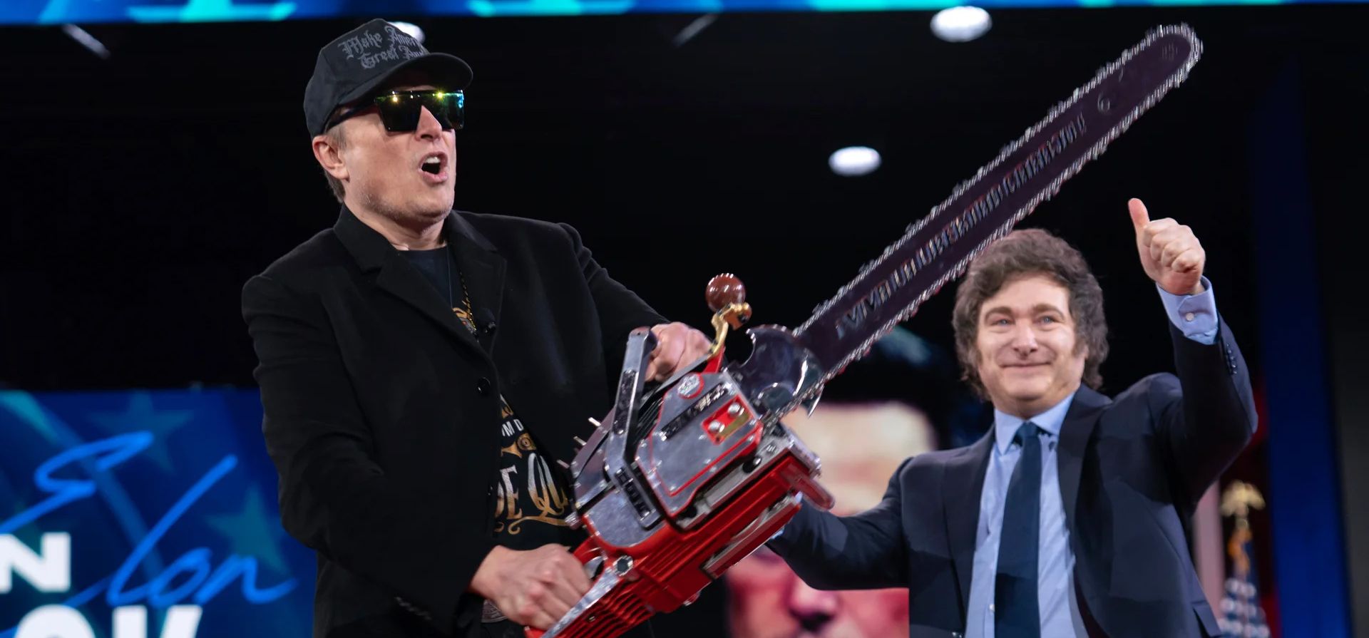Elon Musk sostiene una motosierra que recibió del presidente de Argentina, Javier Milei, en la Conferencia de Acción Política Conservadora, CPAC, Maryland, Estados Unidos. Fotografía: José Luis Magaña/AP Elon Musk sostiene una motosierra que recibió del presidente de Argentina, Javier Milei, en la Conferencia de Acción Política Conservadora, CPAC, Maryland, Estados Unidos. Fotografía: José Luis Magaña/AP