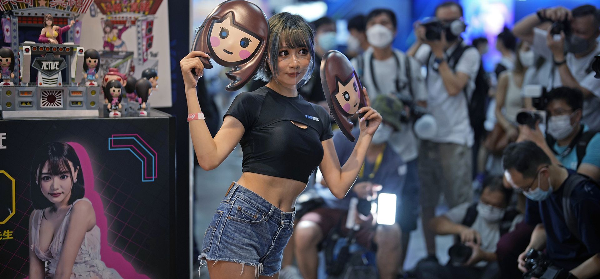 Una modelo muestra sus productos en la exhibición Ani-Com and Games en Hong Kong, el viernes 29 de julio de 2022.