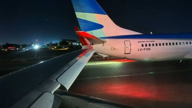 Un avión de Latam chocó contra uno de Aerolíneas Argentinas en el aeropuerto de Santiago de Chile