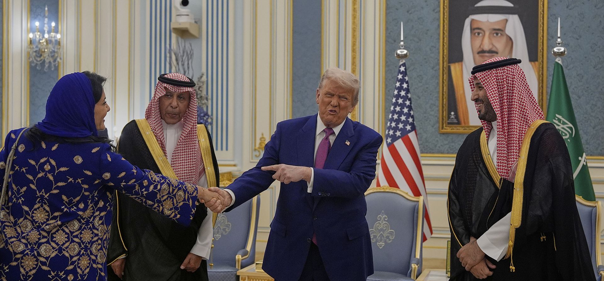 El presidente Donald Trump saluda al príncipe heredero saudí, Mohammed bin Salman, mientras saluda a Reema bint Bandar Al Saud, embajadora saudí en Estados Unidos, en el Palacio Real de Riad, Arabia Saudita, el martes 13 de mayo de 2025 (Foto AP/Alex Brandon) El presidente Donald Trump saluda al príncipe heredero saudí, Mohammed bin Salman, mientras saluda a Reema bint Bandar Al Saud, embajadora saudí en Estados Unidos, en el Palacio Real de Riad, Arabia Saudita, el martes 13 de mayo de 2025 (Foto AP/Alex Brandon)