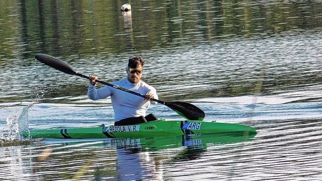 Rubén Rézola continúa entrenando en el lago del Parque del Sur para sus próximos compromisos en la región.