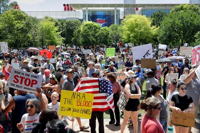 Con protestas afuera, se reúne la polémica Asociación del Rifle de EEUU y habló Trump