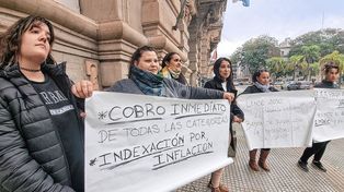 Censistas reclamaron frente a Casa de Gobierno el pago del trabajo realizado el 18 de mayo