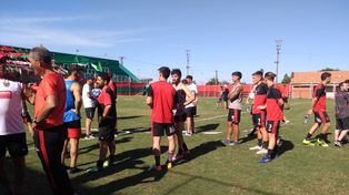 Papelón. Jugadores de Aguirre y Cremería dialogan en el campo de juego.