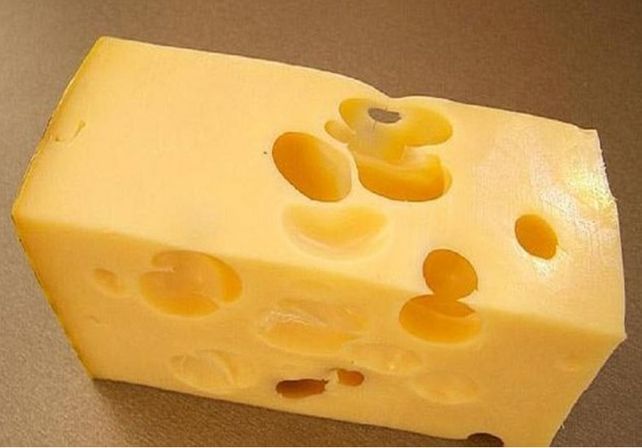 Develan el misterio de la formación de los agujeros en el queso