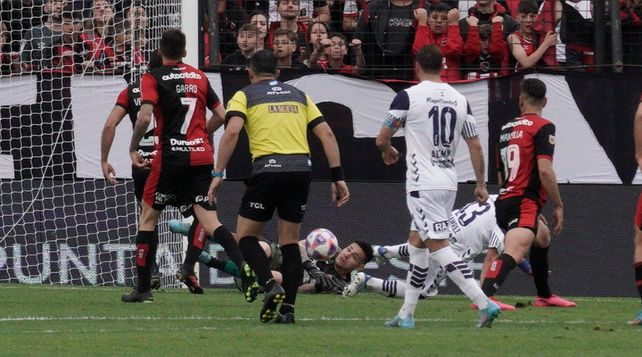Fernando Espinoza observa la acción cuando Lautaro Morales se queda con la pelota. (LA CAPITAL/Sebastian Suarez Meccia) Fernando Espinoza observa la acción cuando Lautaro Morales se queda con la pelota. (LA CAPITAL/Sebastian Suarez Meccia)