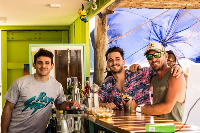 Los muchachos de la barra.&nbsp;