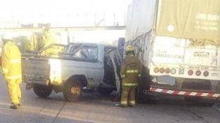 Autovía Artigas: camioneta chocó camión estacionado