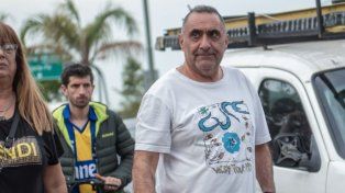 El Negro Zamora en el Gigante. Detrás de él un hincha con la camiseta de Central. (Foto: Alan Monzón)