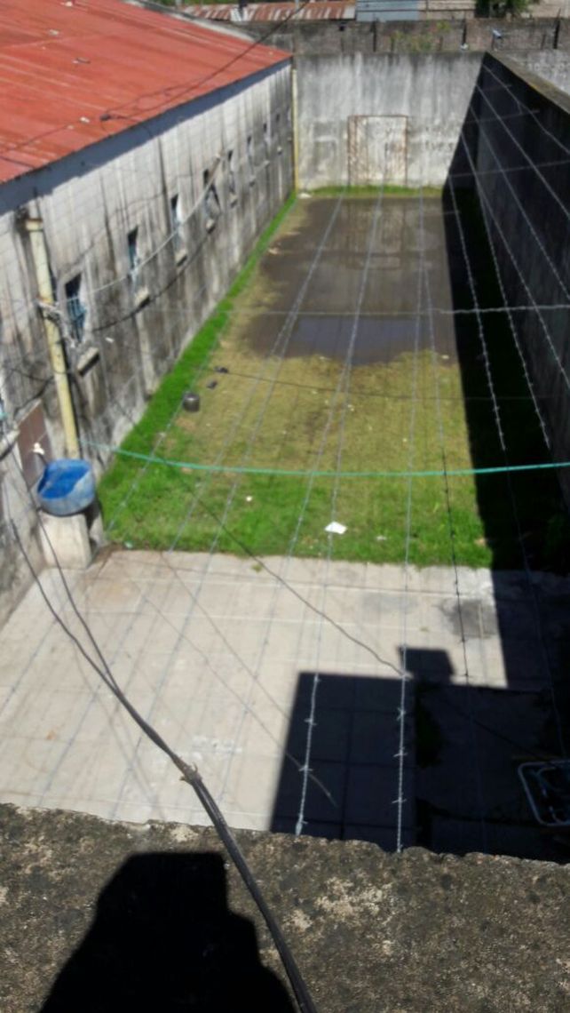 Un audaz. El prófugo colocó dos mesas y saltó el tapial. &nbsp;