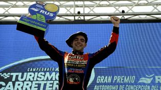 El gaucho Todino celebra en el podio de Concepción del Uruguay. La 5ª del TC fue para el piloto del Maquin Parts de Venado Tuerto.