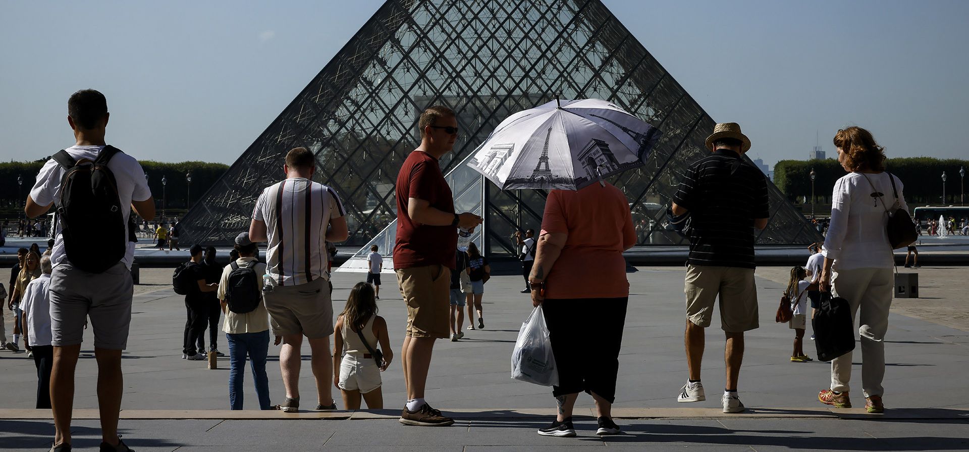 Un turista sostiene un paraguas en el patio del museo del Louvre, el jueves 7 de septiembre de 2023 en París, donde las temperaturas subieron hasta 33 grados centígrados. (Foto AP/Thomas Padilla) Un turista sostiene un paraguas en el patio del museo del Louvre, el jueves 7 de septiembre de 2023 en París, donde las temperaturas subieron hasta 33 grados centígrados. (Foto AP/Thomas Padilla)