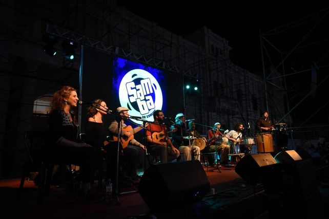 Samba Na Esquina vuelve a recibir el año en la calle