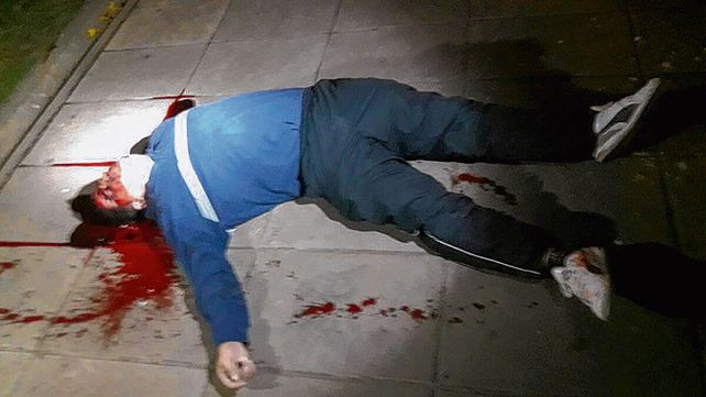 Víctima. Cristian Díaz yace asesinado en la acera del complejo Samoré.